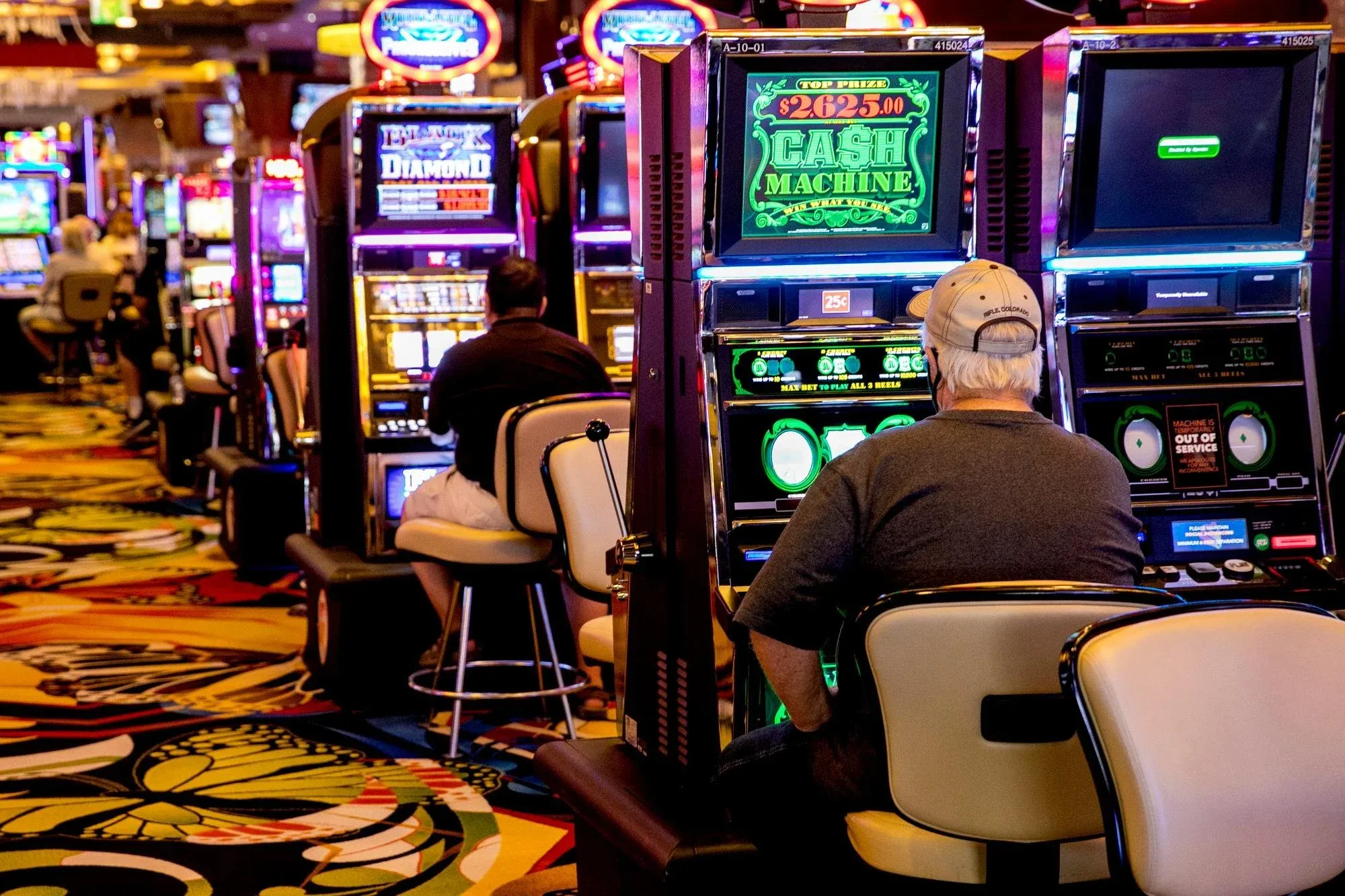 Variedad de juegos de casino en pantalla